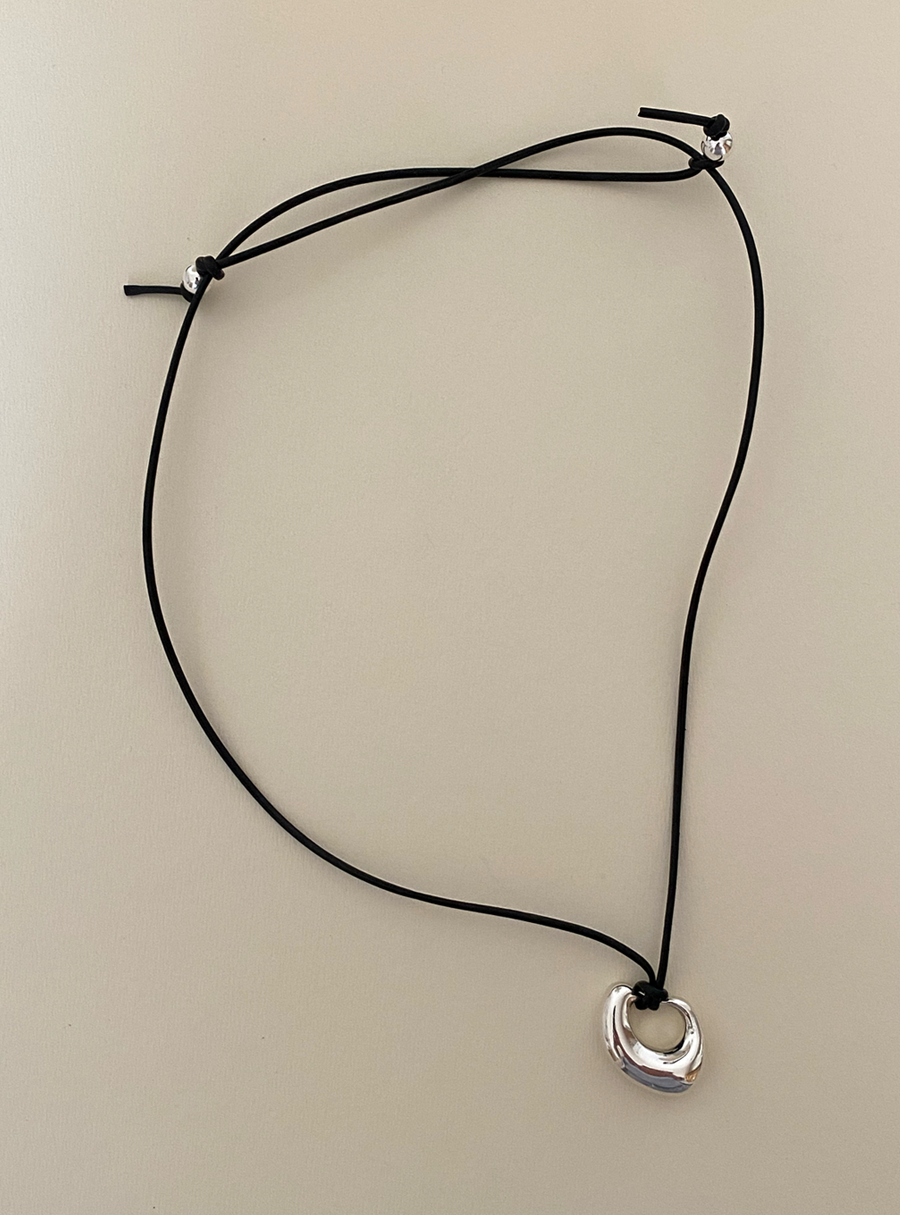 LETICIA | LEATHER BAND NECKLACE